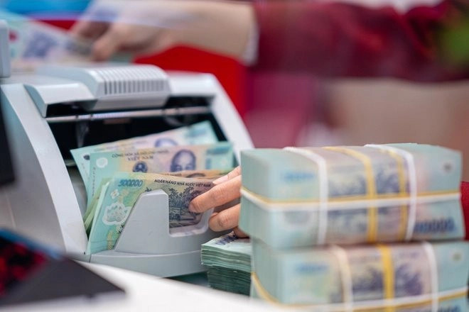 Các ngân hàng lớn nhất Việt Nam tiếp tục giảm lãi suất huy động: Gửi tiền 12 tháng trở lên ở Vietcombank chỉ được 4,8%/năm, nhiều nhà băng tư nhân niêm yết thấp hơn cả Big4